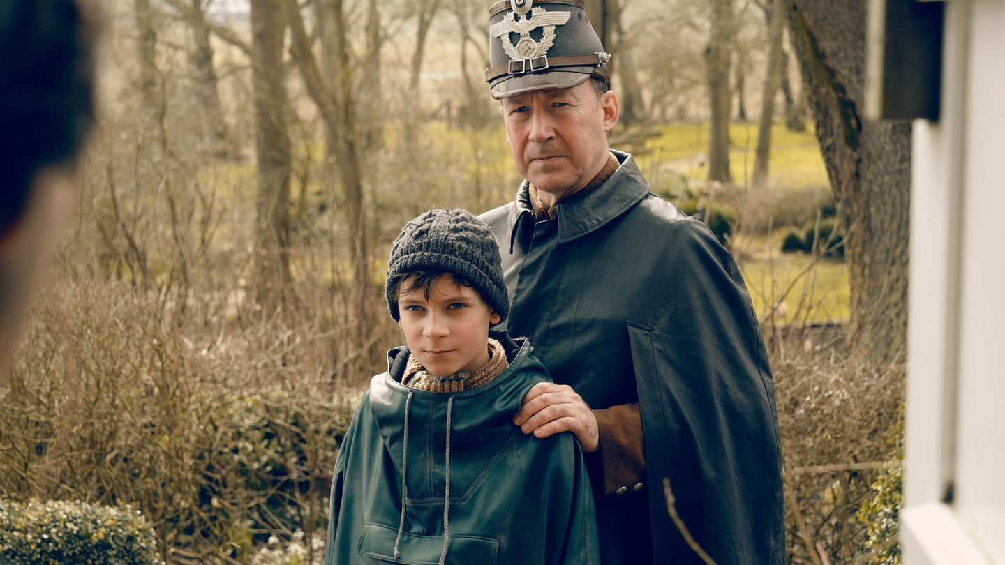 Jens Ole Jepsen (Ulrich Noethen, rechts) ist der stolze Polizist eines friesischen Dorfs und spannt seinen Sohn Siggi (Levi Eisenblätter) in seine Arbeit ein.