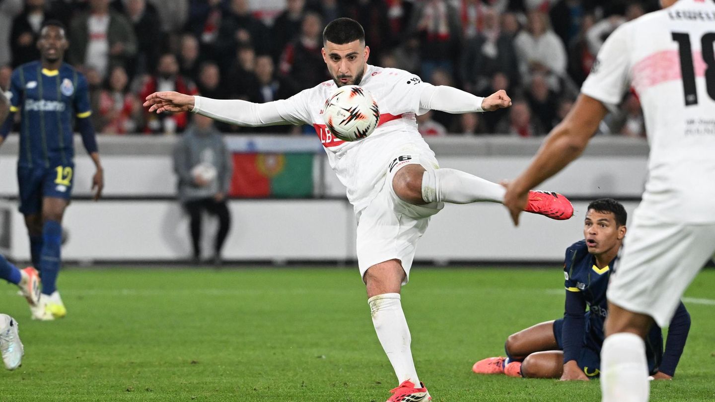 VfB Stuttgarts Torjäger Deniz Undav  in der Europa League