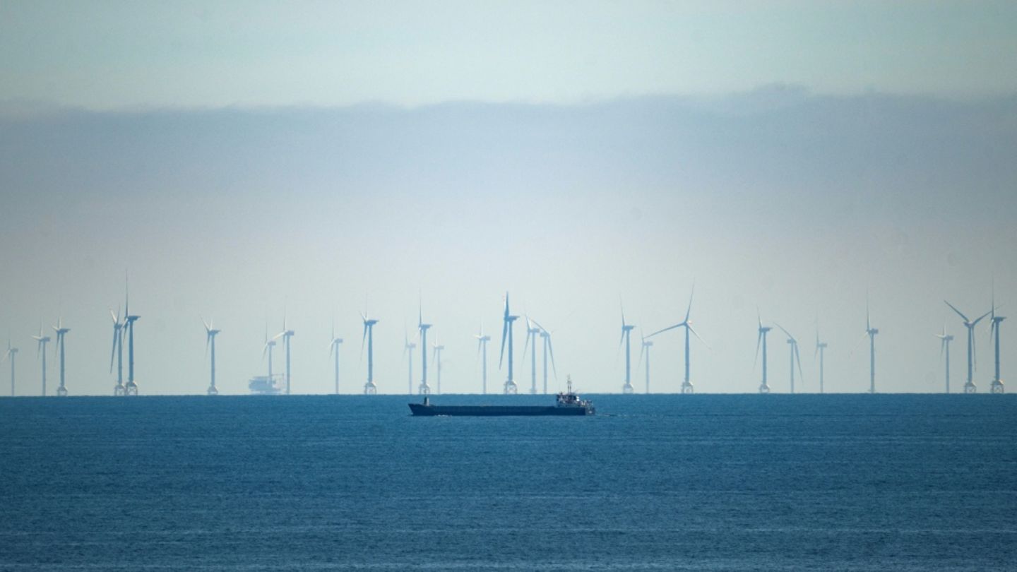 Nordsee mit Windrädern
