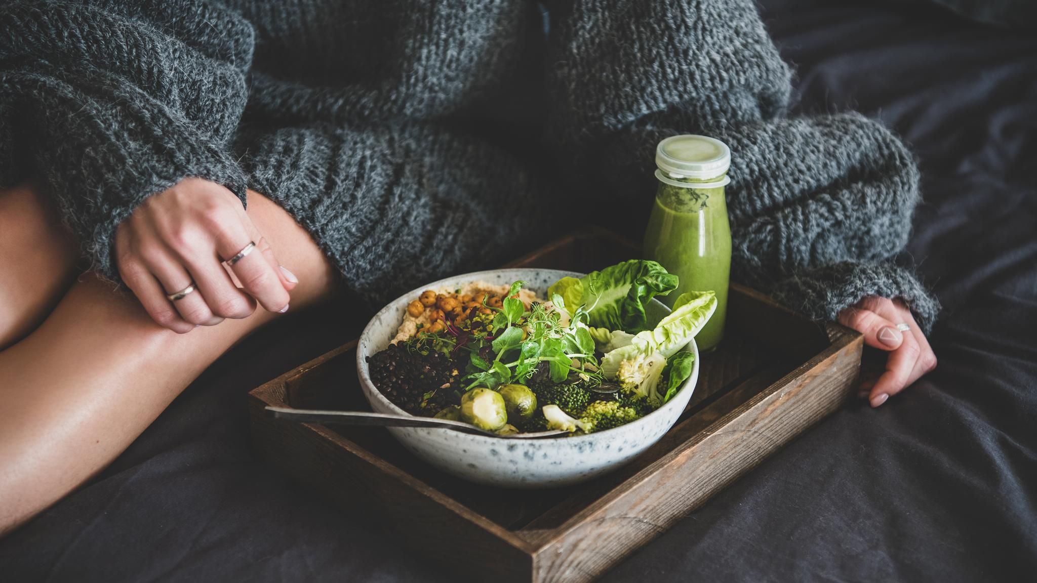 Was wir essen, kann unseren Schlaf beeinflussen – nicht nur direkt vor dem Zubettgehen, sondern über den gesamten Tag hinweg