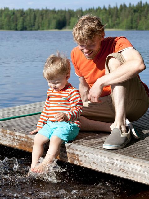 Die Finnen sind die Dauersieger im Glücksreport – zum neunten Mal in Folge liegen sie auf Rang 1. Dafür sorgen unter anderem ein hoher und gerecht verteilter Wohlstand und der spezielle finnische Humor. „Sie vertrauen einander und dem Staat. Genau diese Dinge unterscheiden Finnland etwa von Deutschland“, sagt Studienautor Jan-Emmanuel De Neve.