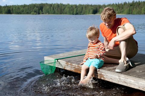 Die Finnen sind die Dauersieger im Glücksreport – zum neunten Mal in Folge liegen sie auf Rang 1. Dafür sorgen unter anderem ein hoher und gerecht verteilter Wohlstand und der spezielle finnische Humor. „Sie vertrauen einander und dem Staat. Genau diese Dinge unterscheiden Finnland etwa von Deutschland“, sagt Studienautor Jan-Emmanuel De Neve.