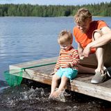 Die Finnen sind die Dauersieger im Glücksreport – zum neunten Mal in Folge liegen sie auf Rang 1. Dafür sorgen unter anderem ein hoher und gerecht verteilter Wohlstand und der spezielle finnische Humor. „Sie vertrauen einander und dem Staat. Genau diese Dinge unterscheiden Finnland etwa von Deutschland“, sagt Studienautor Jan-Emmanuel De Neve.