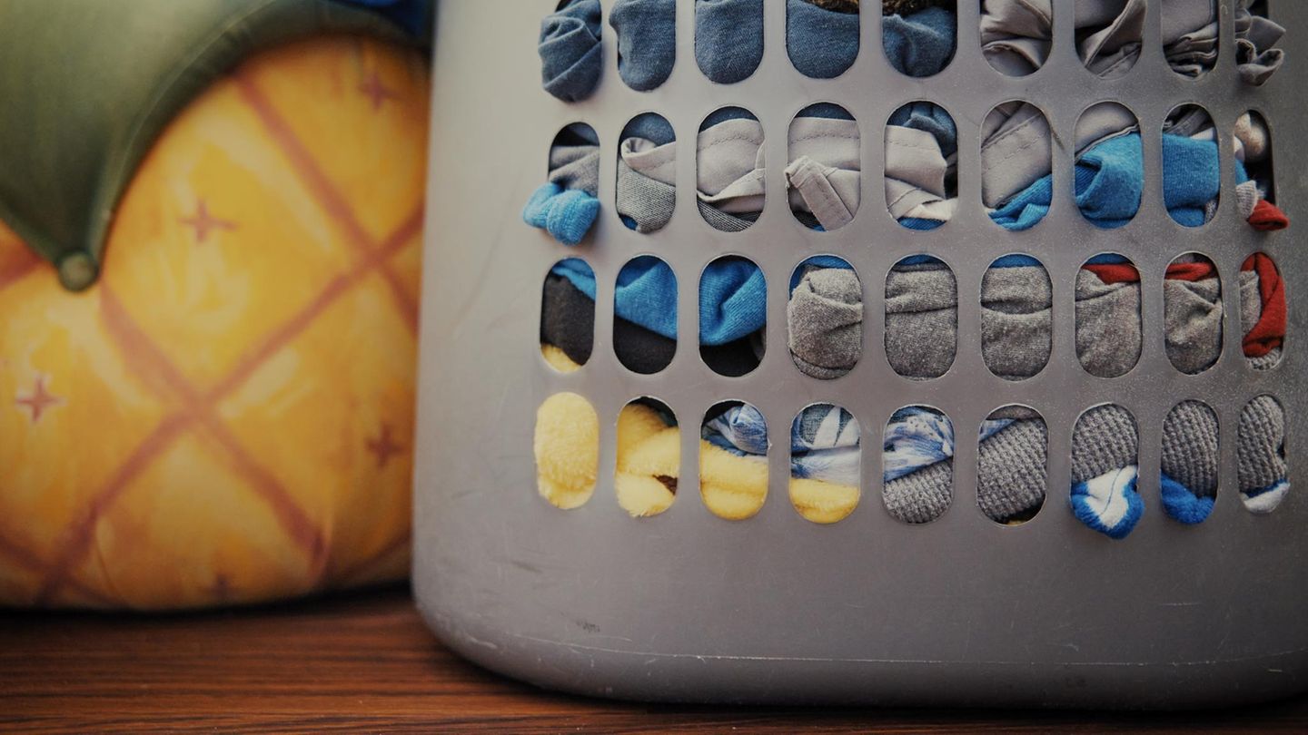 All die leeren Zimmer: der Wäschekorb von Dominic Blackwell