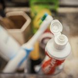 Die Zahnpastatube von Alyssa Alhadeff