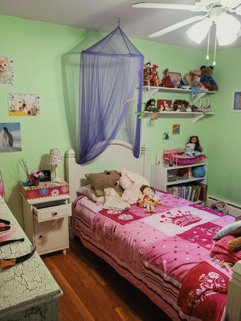 Dies ist das Zimmer von Charlotte Bacon, ein Mädchenhimmel in Pink, Grün und Violett. Auf der Kommode liegen noch ihre Haarreifen. Charlotte Bacon war sechs Jahre alt, als sie am 14.12.2012 beim Amoklauf an der Sandy Hook Elementary School in Newton, Connecticut, getötet wurde.  In ihrem Rucksack steckt noch ihre volle Wasserflasche von jenem Tag. Charlottes Mutter war bis heute nicht dazu in der Lage, das Wasser in den Abfluss zu kippen.