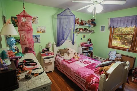 Dies ist das Zimmer von Charlotte Bacon, ein Mädchenhimmel in Pink, Grün und Violett. Auf der Kommode liegen noch ihre Haarreifen. Charlotte Bacon war sechs Jahre alt, als sie am 14.12.2012 beim Amoklauf an der Sandy Hook Elementary School in Newton, Connecticut, getötet wurde.  In ihrem Rucksack steckt noch ihre volle Wasserflasche von jenem Tag. Charlottes Mutter war bis heute nicht dazu in der Lage, das Wasser in den Abfluss zu kippen.