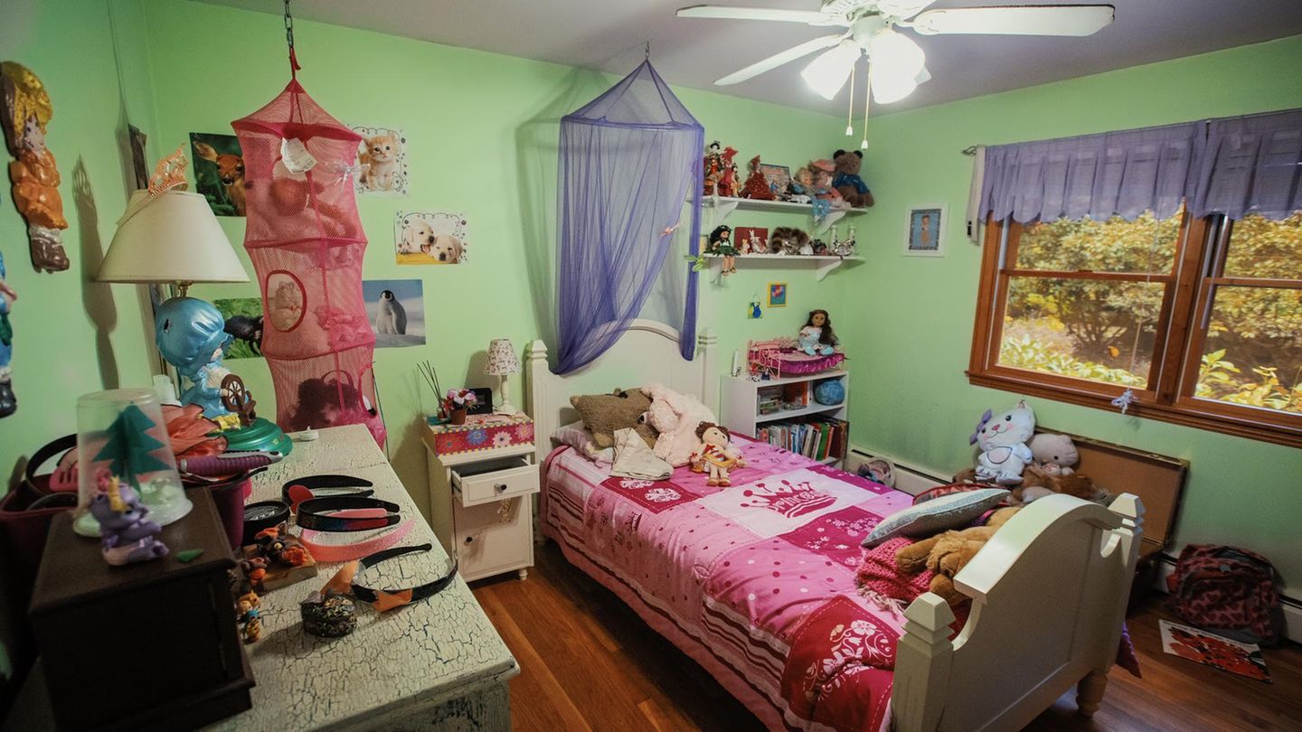 Dies ist das Zimmer von Charlotte Bacon, ein Mädchenhimmel in Pink, Grün und Violett. Auf der Kommode liegen noch ihre Haarreifen. Charlotte Bacon war sechs Jahre alt, als sie am 14.12.2012 beim Amoklauf an der Sandy Hook Elementary School in Newton, Connecticut, getötet wurde.  In ihrem Rucksack steckt noch ihre volle Wasserflasche von jenem Tag. Charlottes Mutter war bis heute nicht dazu in der Lage, das Wasser in den Abfluss zu kippen.