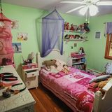 Dies ist das Zimmer von Charlotte Bacon, ein Mädchenhimmel in Pink, Grün und Violett. Auf der Kommode liegen noch ihre Haarreifen. Charlotte Bacon war sechs Jahre alt, als sie am 14.12.2012 beim Amoklauf an der Sandy Hook Elementary School in Newton, Connecticut, getötet wurde.  In ihrem Rucksack steckt noch ihre volle Wasserflasche von jenem Tag. Charlottes Mutter war bis heute nicht dazu in der Lage, das Wasser in den Abfluss zu kippen.