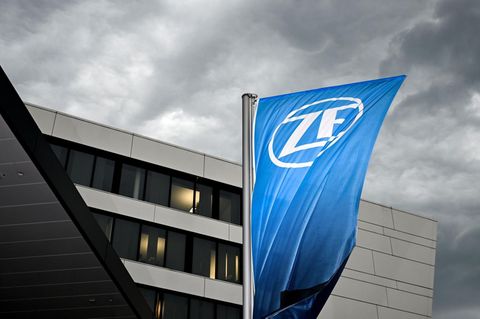 Eine Fahne mit dem Logo des Autozulieferers ZF-Friedrichshafen AG