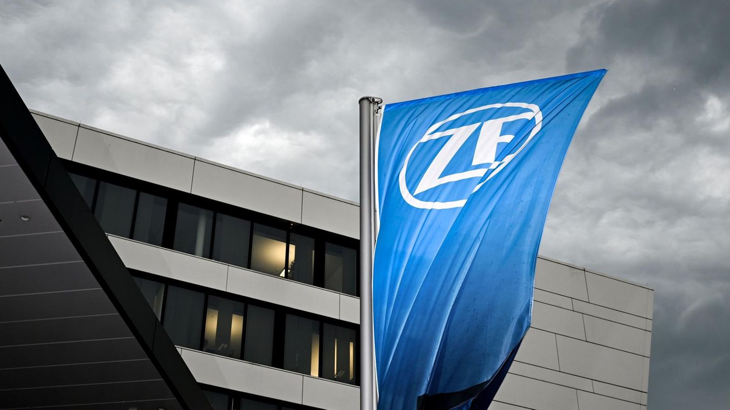 Eine Fahne mit dem Logo des Autozulieferers ZF-Friedrichshafen AG
