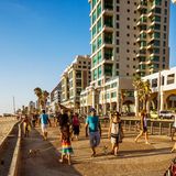 Trotz aller militärischen Eskalationen sind die Menschen in Israel (hier Tel Aviv) laut Glücksreport mit ihrem Leben erstaunlich zufrieden.