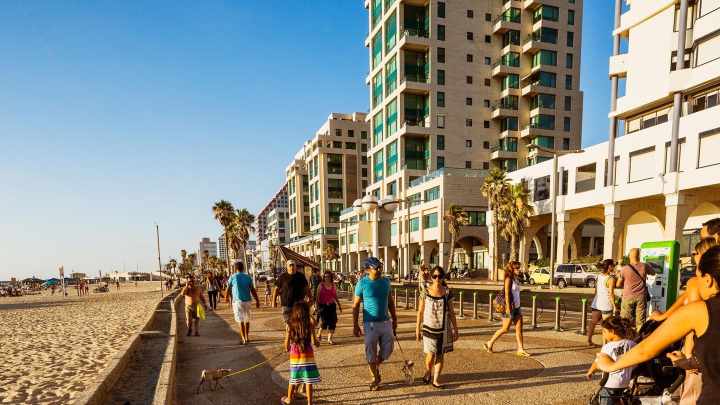 Trotz aller militärischen Eskalationen sind die Menschen in Israel (hier Tel Aviv) laut Glücksreport mit ihrem Leben erstaunlich zufrieden.