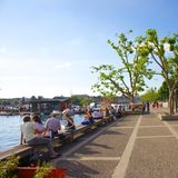 In der Schweiz lässt es sich gut leben, zum Beispiel hier am Ufer des Zürichsees. Im Vorjahr waren die Eidgenossen im Glücksreport noch aus den Top Ten herausgerutscht (Rang 13), nun sind sie zurück.