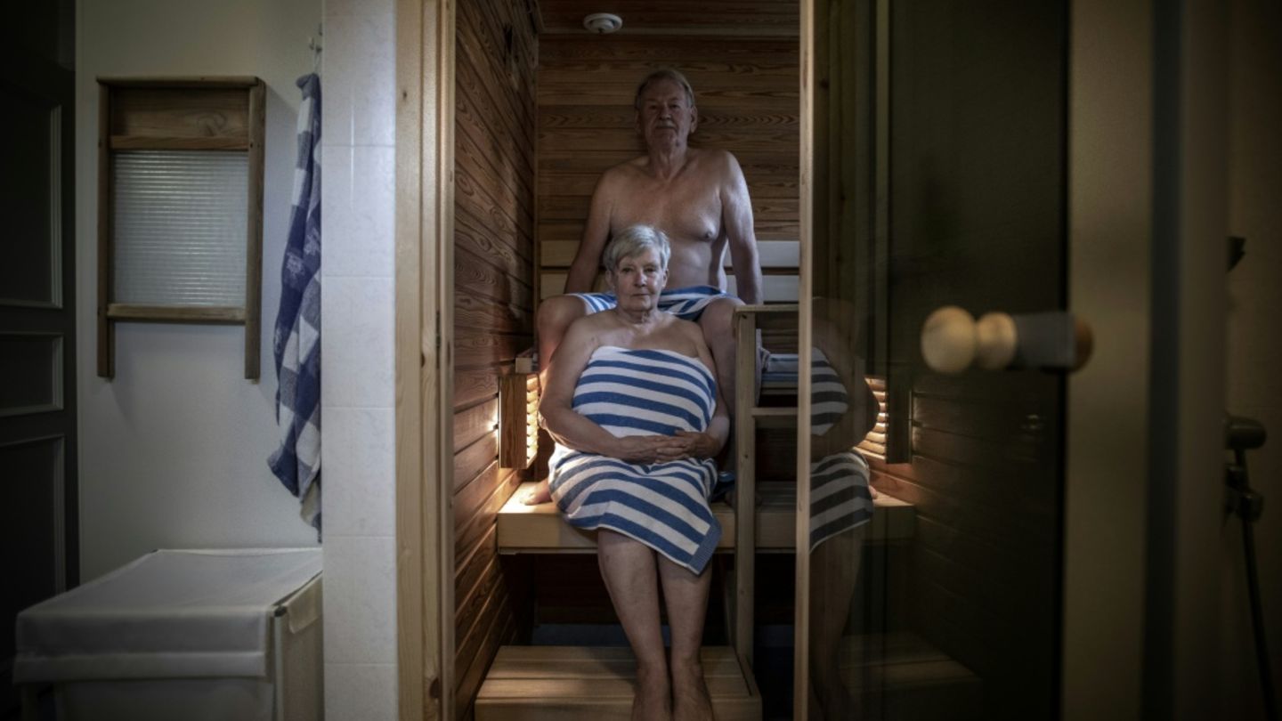 Finnen in ihrer Heimsauna