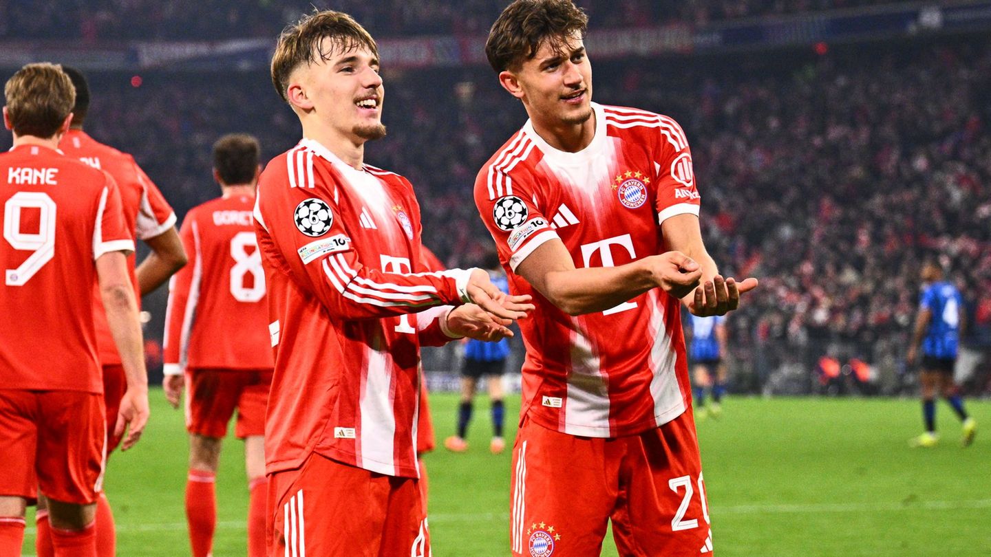 Lennart Karl (l) und Tom Bischof mit ihrem Uno-Jubel. Foto: Tom Weller/dpa