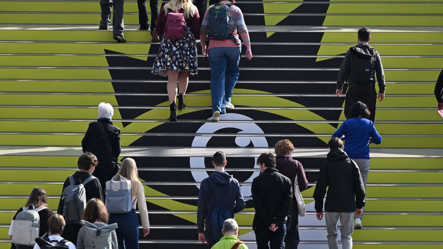 Tausende Besucher strömen auf die Leipziger Buchmesse. Foto: Hendrik Schmidt/dpa