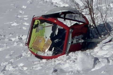 Eine Gondel nach einem Absturz in der Schweiz