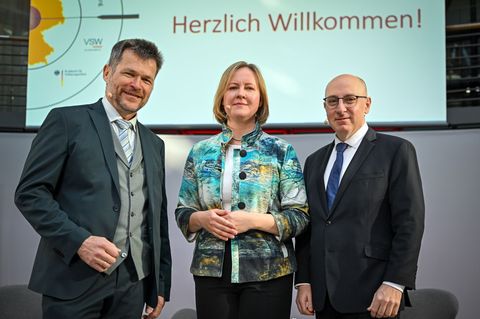 Marika Linntam, Botschafterin der Republik Estland in Berlin, berichtet von Präventionsmaßnahmen ihres Landes gegen Sabotage und