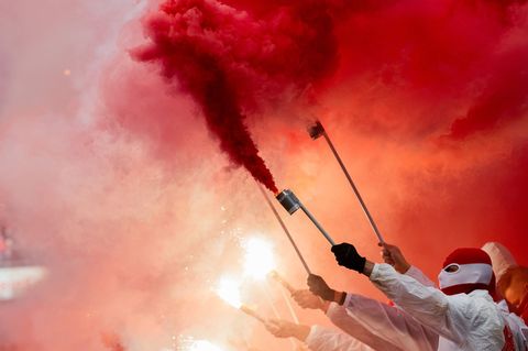 Beim brisanten Rheinderby am Samstag sind rund 1400 Polizeibeamte in Alarmbereitschaft. (Archivbild) Foto: Rolf Vennenbernd/dpa