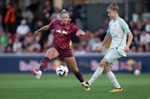 Leipzigs Marleen Schimmer (l) verlängert vorzeitig ihren Vertrag.(Archivbild) Foto: Hendrik Schmidt/dpa