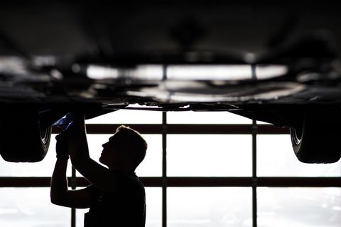 Unter anderem untersuchten die Fachleute Hebebühnen in den Kfz-Betrieben. (Symbolbild) Foto: David-Wolfgang Ebener/dpa