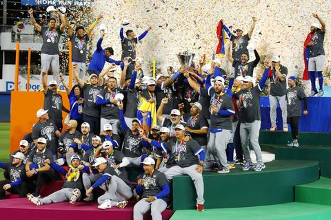 Die Baseballmannschaft von Venezuela feiert ihren Sieg.