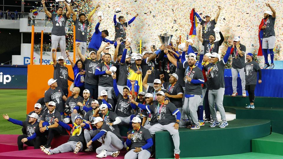 Die Baseballmannschaft von Venezuela feiert ihren Sieg.