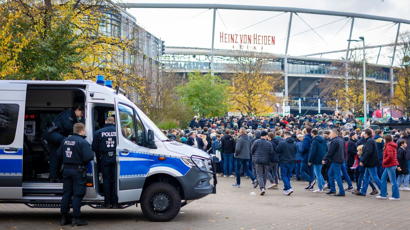 Die Polizei beim Niedersachsen-Derby zwischen Hannover 96 und Eintracht Braunschweig. (Archivbild) Foto: Moritz Frankenberg/dpa