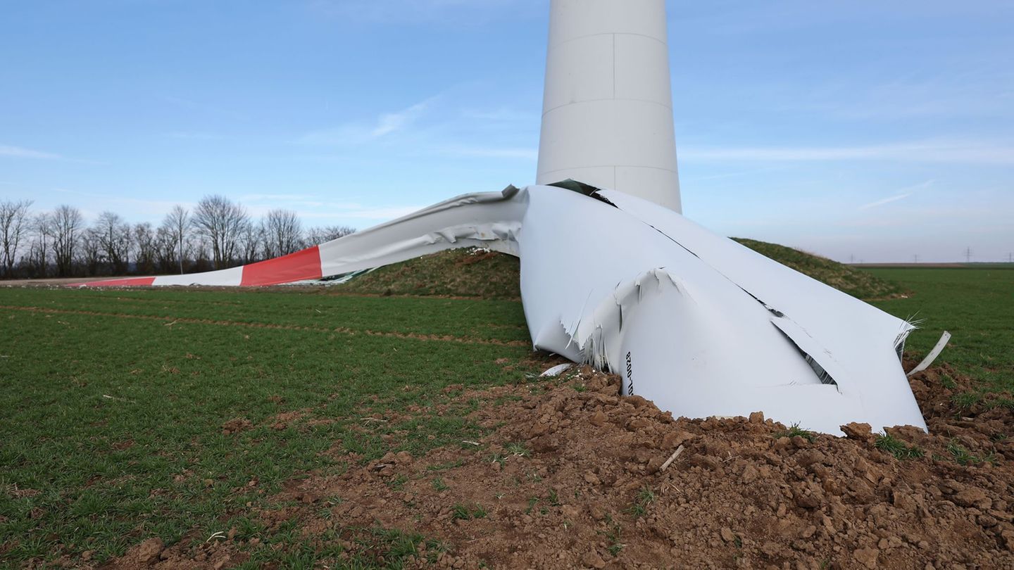 Ein havariertes Rotorblatt bei Berching in der Oberpfalz. Foto: Daniel Löb/dpa
