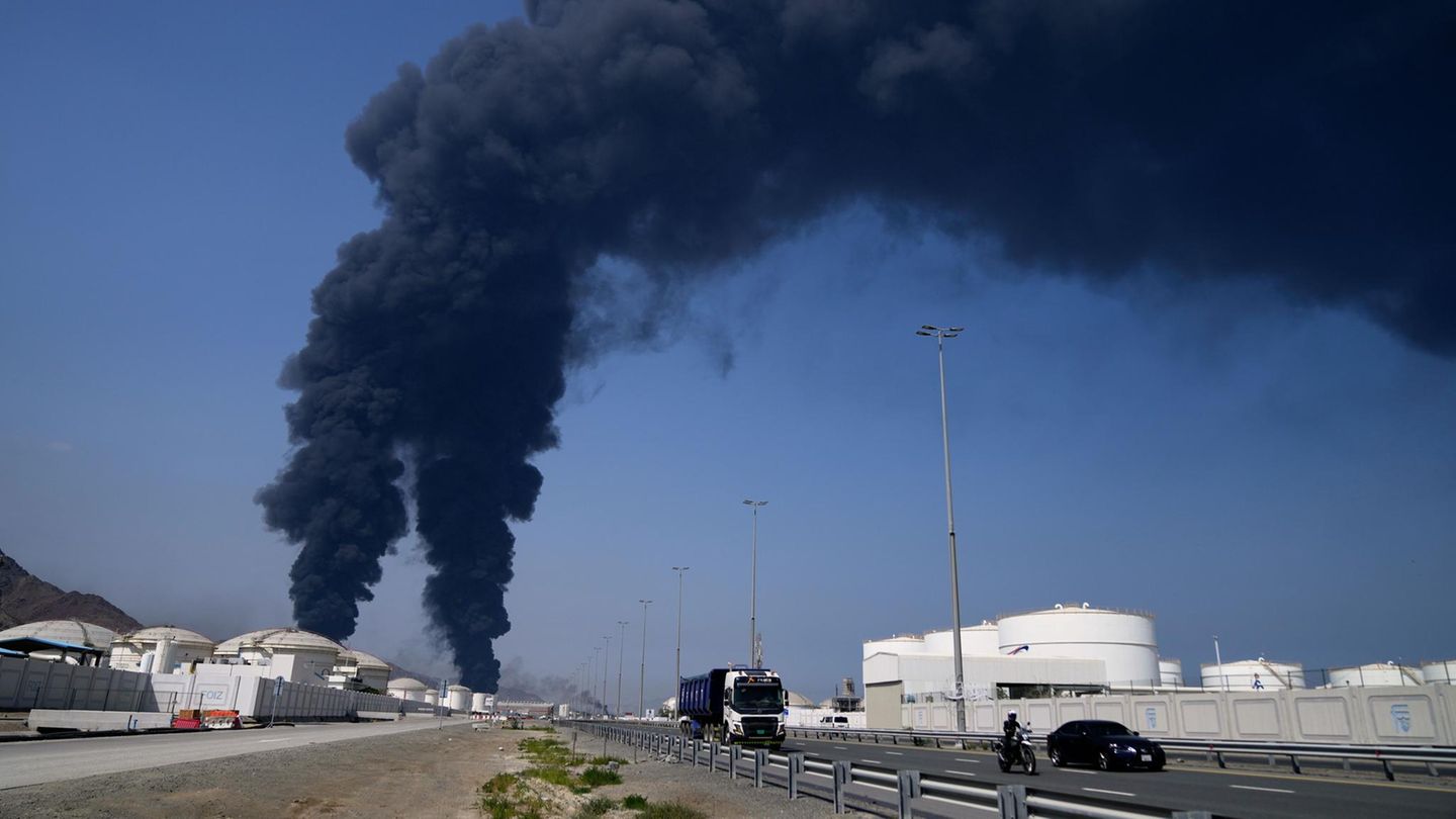 Dunkler Rauch steigt über eine Ölanlage im Golfemirat Fudschaira auf, nachdem dort Trümmerteile einer abgefangenen iranischen Rakete eingeschlagen sind. Fudschaira gehört zu den Vereinigten Arabischen Emiraten
