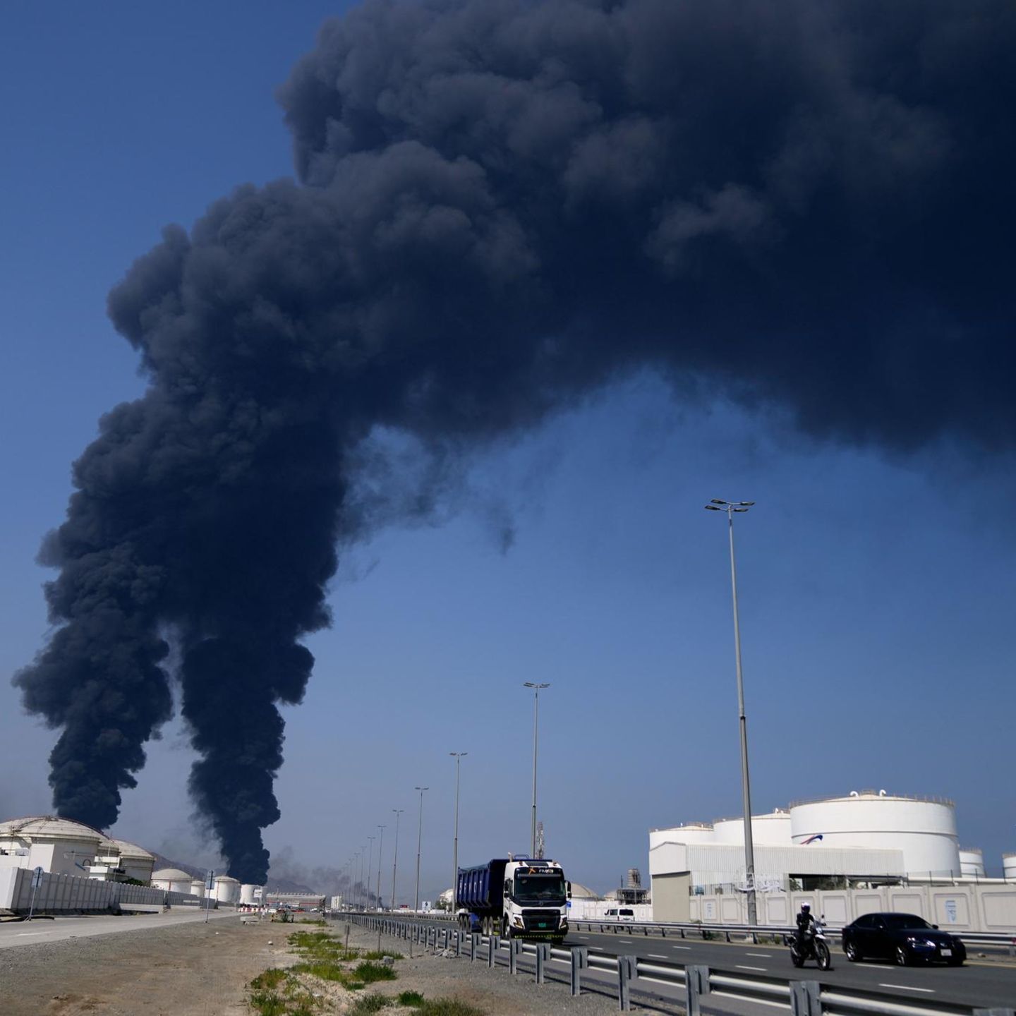 Dunkler Rauch steigt über eine Ölanlage im Golfemirat Fudschaira auf, nachdem dort Trümmerteile einer abgefangenen iranischen Rakete eingeschlagen sind. Fudschaira gehört zu den Vereinigten Arabischen Emiraten