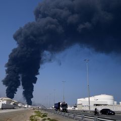 Dunkler Rauch steigt über eine Ölanlage im Golfemirat Fudschaira auf, nachdem dort Trümmerteile einer abgefangenen iranischen Rakete eingeschlagen sind. Fudschaira gehört zu den Vereinigten Arabischen Emiraten