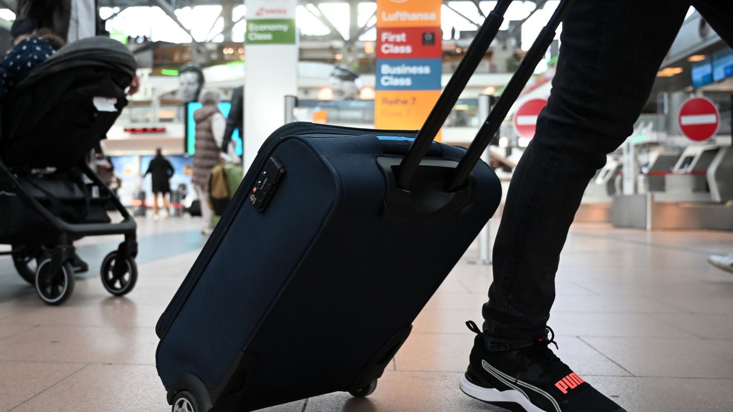 Ab März können Passagiere neue Flugziele direkt aus Hamburg erreichen. (Symbolbild) Foto: Daniel Bockwoldt/dpa/Daniel Bockwoldt