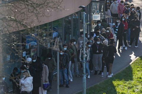 Studenten in Canterbury stehen für Antiobitika an