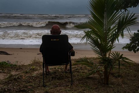 Der Zyklon könnte am Freitagmorgen (Ortszeit) ganz im Nordosten Australiens auf Land treffen. Foto: Brian Cassey/AAP/dpa