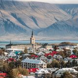 Geografisch mag Island fernab von allem liegen, doch der gesellschaftliche Zusammenhalt und der Lebensstandard sind enorm hoch.