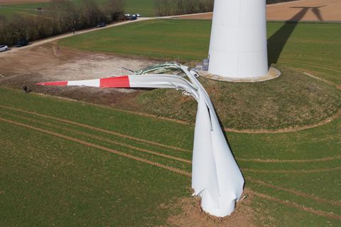 So sieht es aus, wenn ein 15 Tonnen schweres Rotorblatt von einem Windrad abknickt