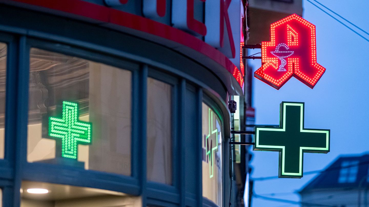 Am Montag öffnen Notdienst-Apotheken in Berlin. (Symbolbild) Foto: Fabian Sommer/dpa