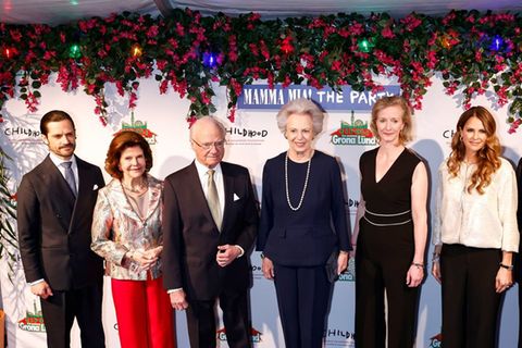 Königin Silvia (l.) zwischen ihrem Sohn Prinz Carl Philip und König Carl XVI. Gustaf, sowie weitere Gäste bei "Mamma Mia! The