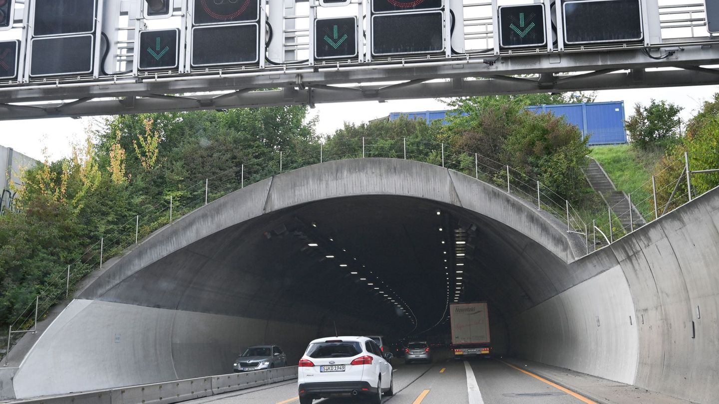 Erstmals seit Anfang März ist die Weströhre des Tunnels wieder auf einer Spur befahrbar.(Archivbild) Foto: Bernd Weißbrod/dpa