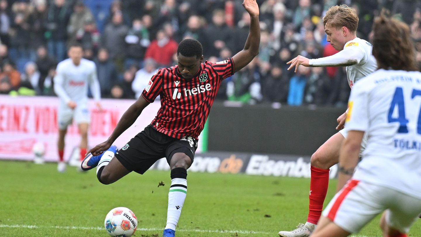 Noel Aseko kehrt im Sommer erst einmal zu Bayern München zurück. (Archivbild) Foto: Swen Pförtner/dpa
