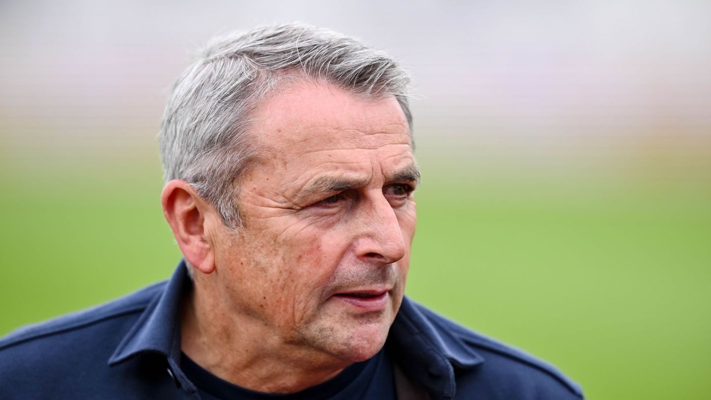 Fiebert vor dem Abstiegsduell des VfL Wolfsburg gegen Werder Bremen mit seinen beiden Ex-Clubs mit: der frühere Manager Klaus Al