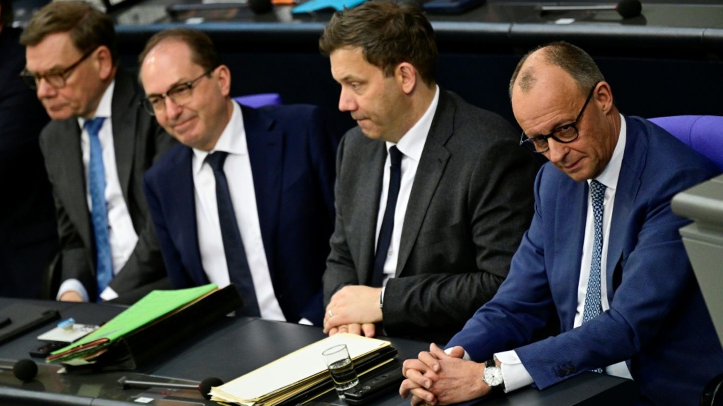 Merz (r.) mit Ministern der Bundesregierung