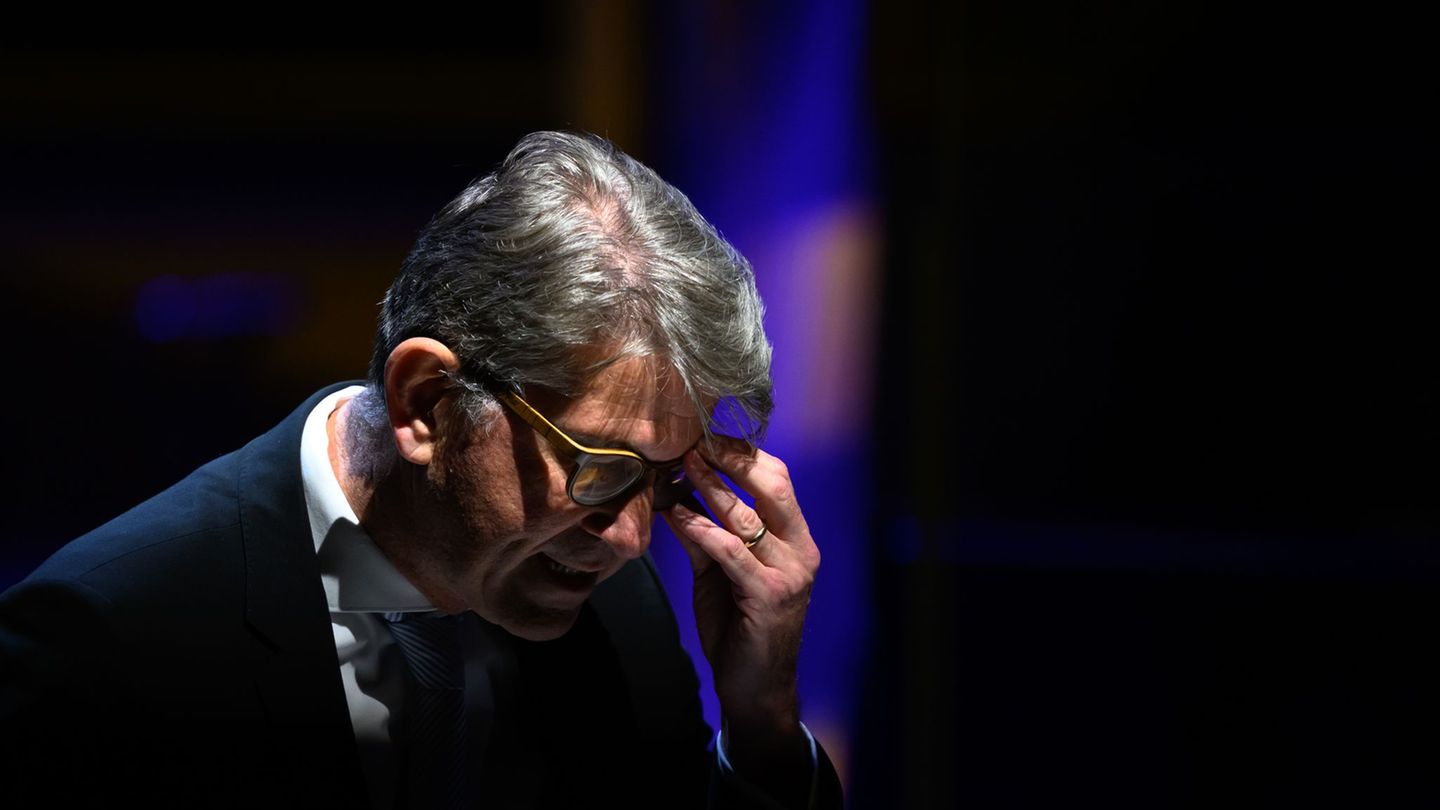 Kulturstaatsminister Wolfram Weimer musste sich im Leipziger Gewandhaus auch Buhrufe und Kritik anhören. Foto: Hendrik Schmidt/d