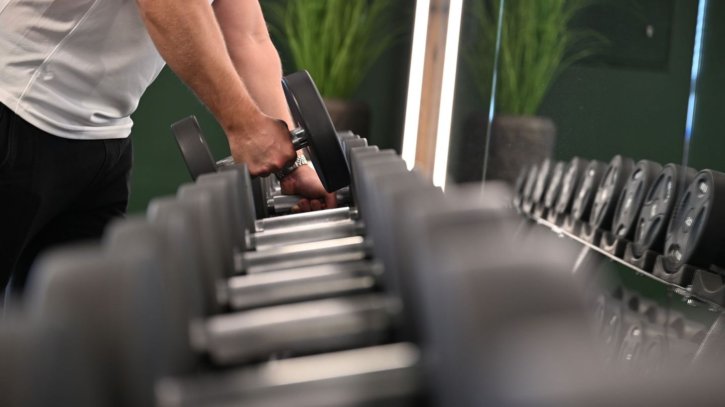 Ran an die Hanteln: Deutschlands Fitnessstudios haben immer mehr Mitglieder - aber kommen die auch immer? (Archivbild) Foto: Wol