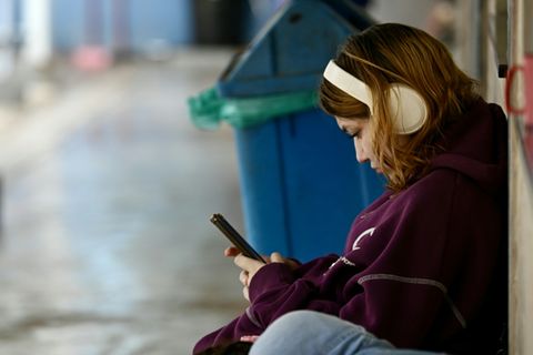 Schülerin mit Handy