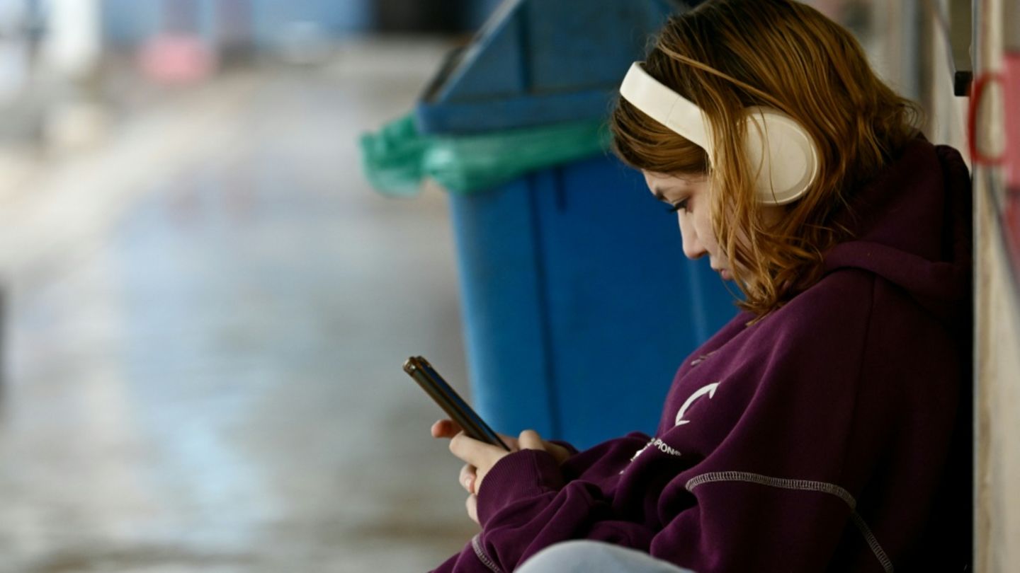 Schülerin mit Handy