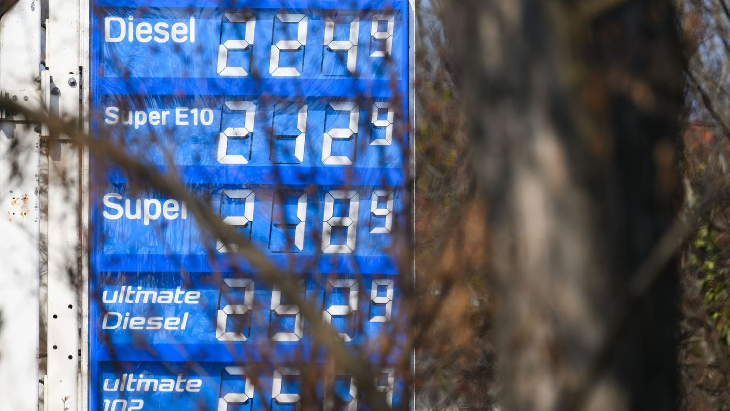Die gegenwärtig hohen Spritpreise nerven auch in Hessen viele Autofahrer. (Symbolbild) Foto: Robert Michael/dpa