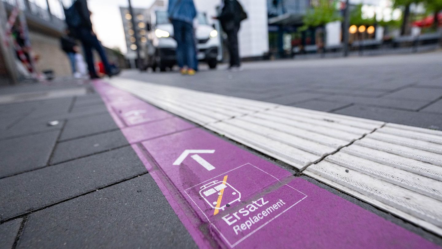 Wegen Bauarbeiten müssen im Frühsommer in Ostwestfalen viele Bahnreisende auf Ersatzbusse umsteigen. (Symbolbild) Foto: Benjamin